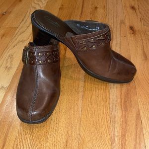 Clarks Bendables Mules Clogs in Brown Leather to Easily Slip on Size 9.5